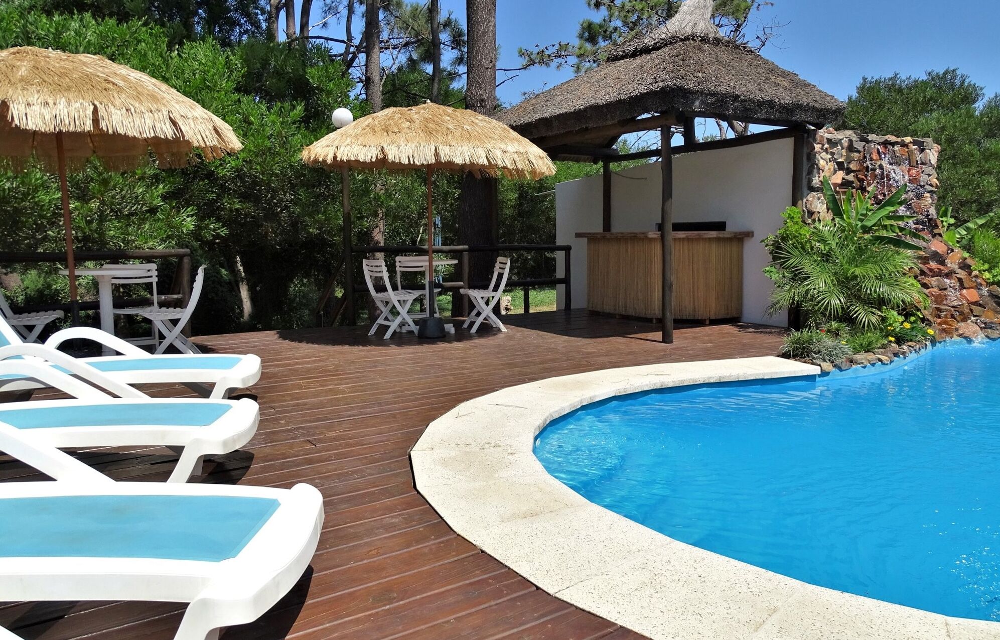 Una piscina al aire libre de temporada
