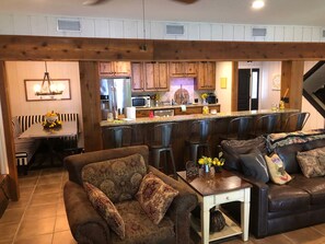 TV, peis, DVD-spiller og bøker