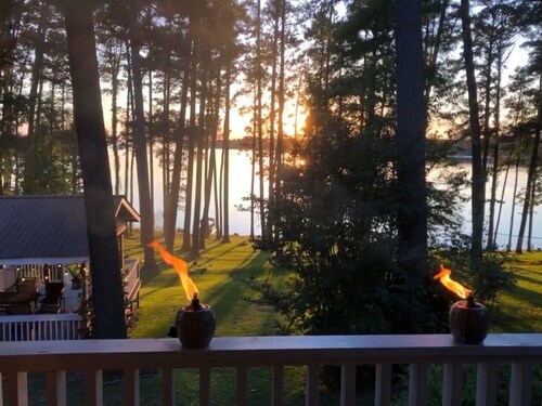 Sleeps 26....Waterfront Lakehouse on Lake Sam Rayburn. Unbelievable views!