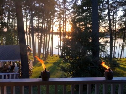 Sleeps 26....Waterfront Lakehouse on Lake Sam Rayburn. Unbelievable views! 