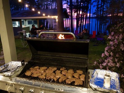 Sleeps 26....Waterfront Lakehouse on Lake Sam Rayburn. Unbelievable views! 