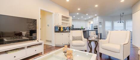 TV connectée, cheminée, lecteur de DVD, table de tennis de table