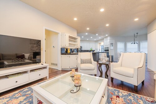 Spacious 5,000+ sq ft house, Close to PDX Airport