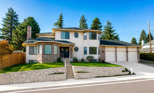 Spacious 5,000+ sq ft house, Close to PDX Airport