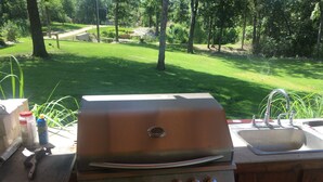 Ein Grill mit Spüle und Fenster.
