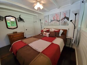 1 bedroom, iron/ironing board, WiFi, bed sheets - Cute Cottage Above the Creek (Sylva)