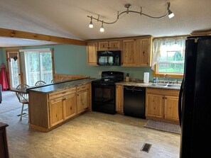 Geladeira, micro-ondas, fogão, cooktop