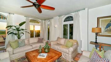 Télévision, lecteur de DVD, livres, médiathÚque