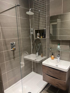 Hair dryer, towels - Over looking park land - "Leith-Links", the home of golf! Tram stop 2 mins away. (Edinburgh)