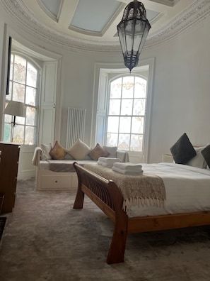 2 bedrooms, iron/ironing board, travel crib, free WiFi - Over looking park land - "Leith-Links", the home of golf! Tram stop 2 mins away. (Edinburgh)