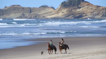 Platja a a prop i tovalloles de platja