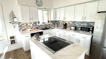 Frigorífic, microones, forn i placa de cuina