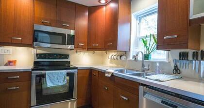 3 Revere · Koiran mökki @ Berwyn MainLine