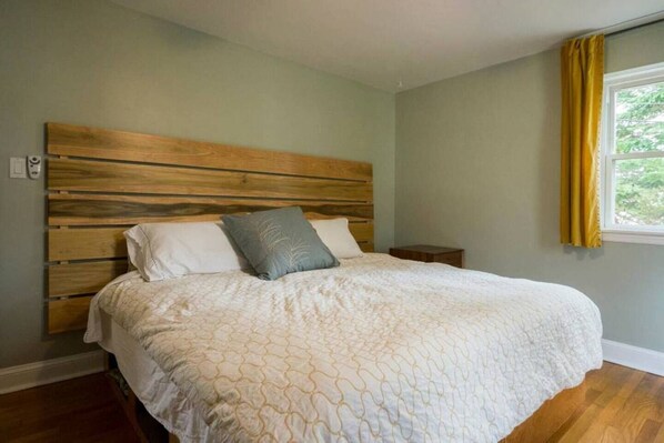 2 bedrooms, desk, iron/ironing board, travel crib