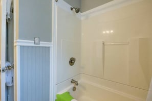Combined shower/tub, towels