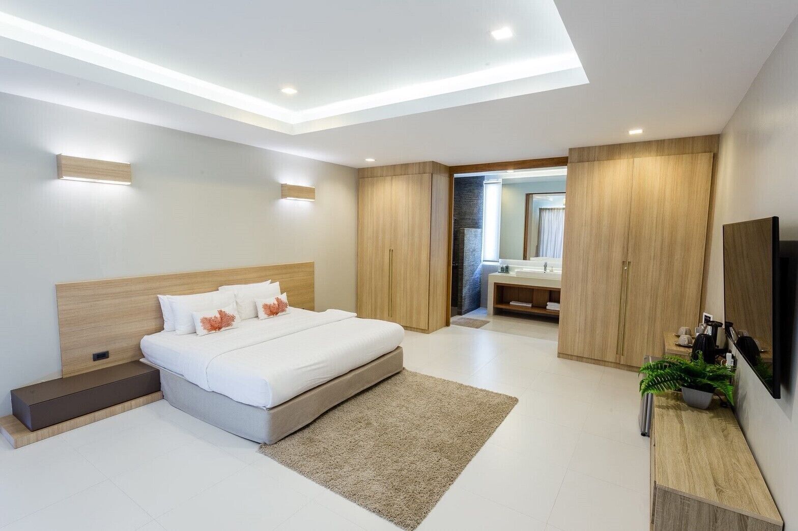 7 bedrooms, in-room safe, iron/ironing board, WiFi