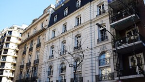 A multi-story building with classical architecture, featuring balconies and a prominent entrance. - Cozy studio in the heart of Recoleta. VLPlaza (CABA)