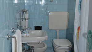 Ein Badezimmer mit Waschbecken, Toilette und Schrank.