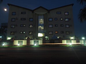 Fachada del alojamiento - Noche