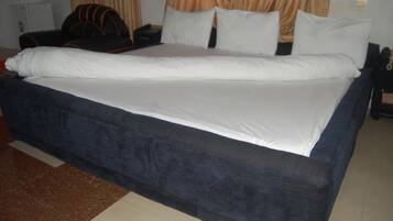 1 غرفة نوم ومكتب ومساحة عمل للكمبيوتر المحمول وستائر تعتيم