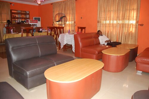 Twin Towers Hotel Nnewi