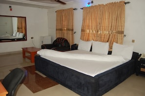 Escritorio, espacio para trabajar con laptop y cortinas blackout