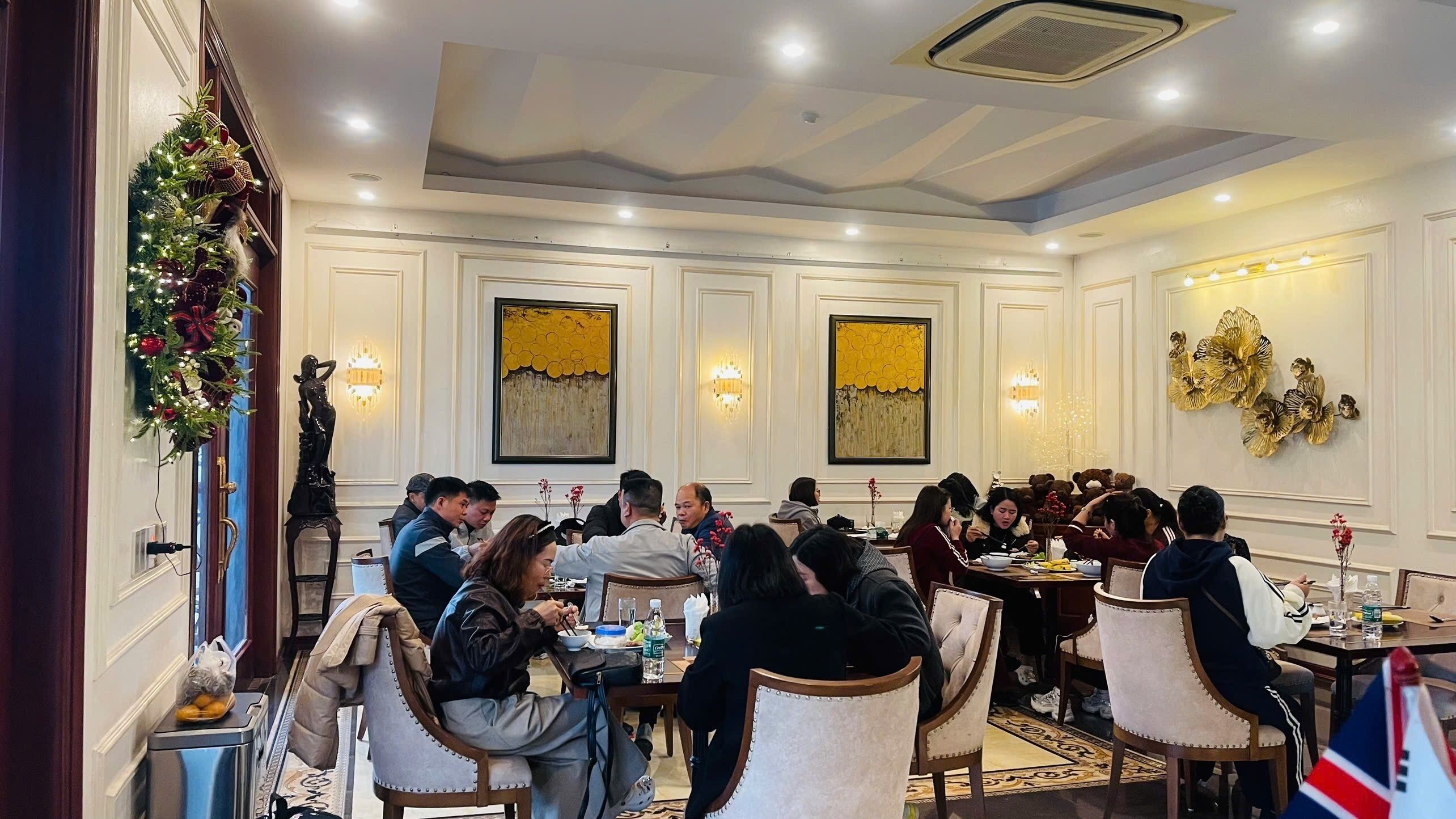 Un comedor formal con varias mesas y comensales.