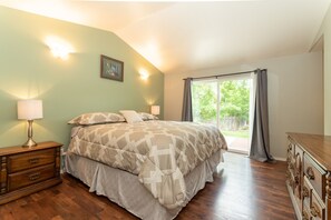 3 bedrooms, iron/ironing board, free WiFi, bed sheets - Furnished 30+ day rental close to Old Mill! Dog Friendly! (Bend)