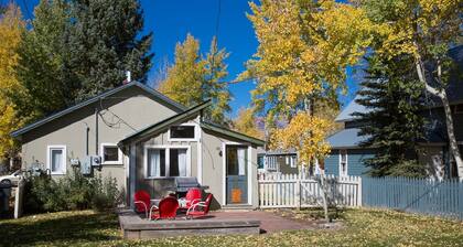 Lupine Lodge - Fantastic location only 2 Blocks From Elk Ave!!