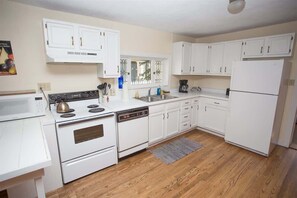 Fridge, microwave, oven, stovetop - Lupine Lodge - Only 2 Blocks From Elk Ave (Crested Butte)