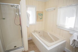 Badewanne, Haartrockner, Handtücher, Shampoo