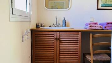 Signature Double or Twin Room | Bathroom sink