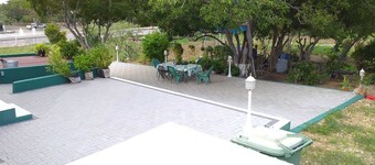 Monumental House in quiet nature / surrounding