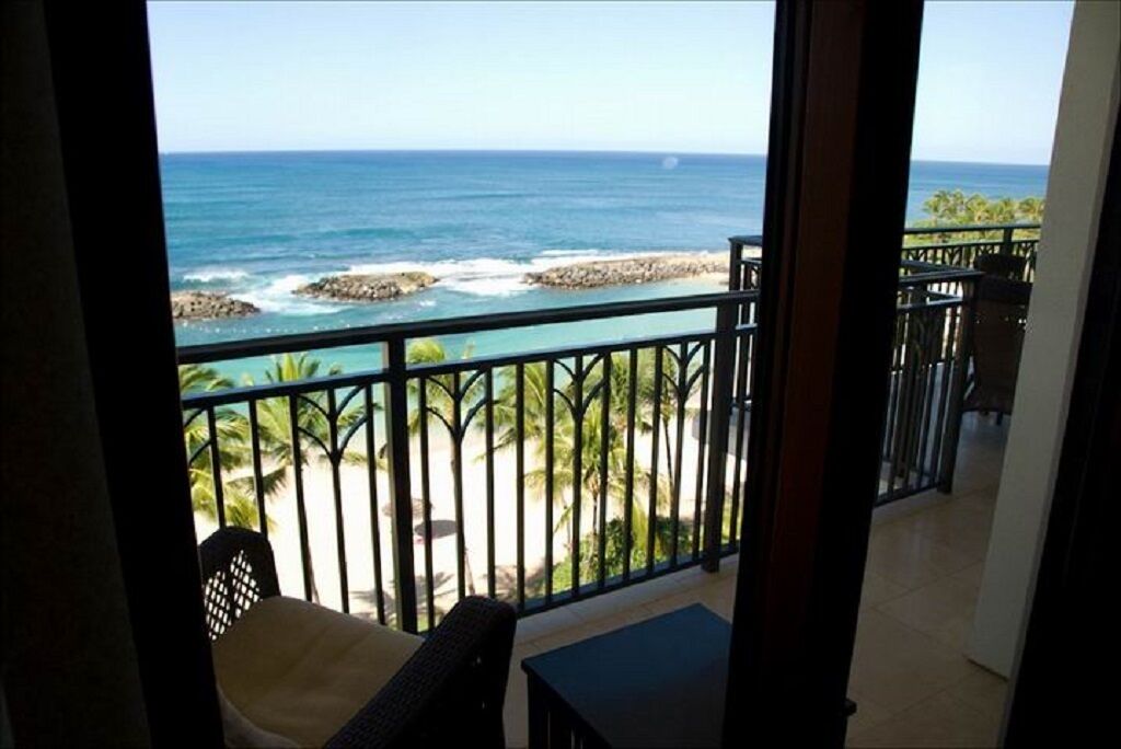 Un balcon avec vue sur l’océan et un littoral rocheux.