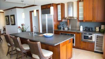 Refrigerador, microondas, horno y parrilla de estufa