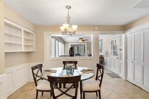 Dining - Beautiful home 2 miles from the Galleria (Houston)