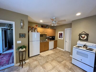 Lynchburg cottage across from Jack Daniels Barrel Houses, come smell the mash!!