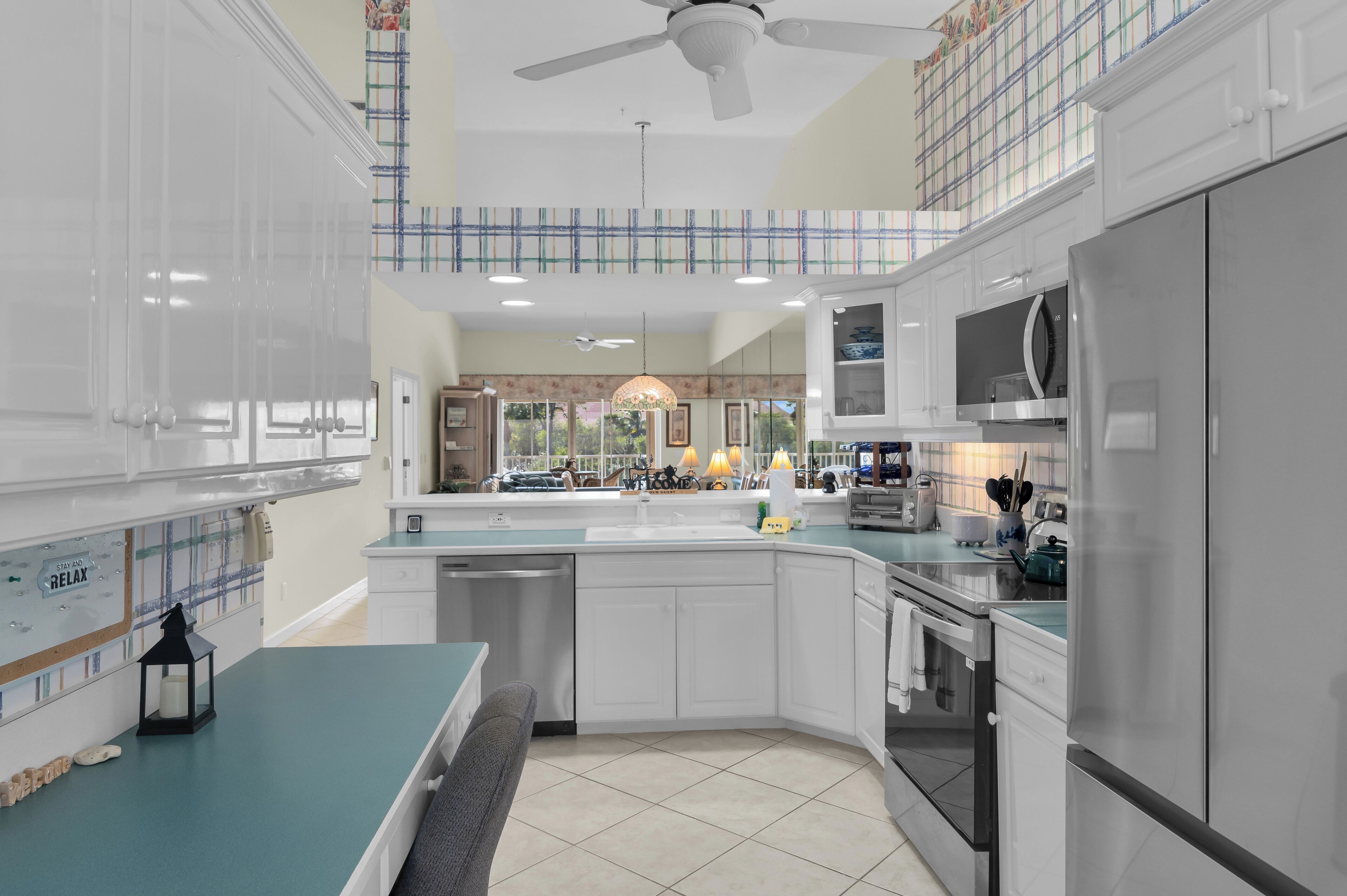 冷蔵庫、電子レンジ、オーブン、コンロ