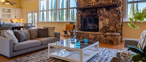 تلفزيون ذكي، مدفأة، كرة قدم الطاولة