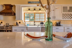 Mikrowelle, Ofen, Geschirrspüler, Wasserkocher mit Kaffee-/Teezubehör