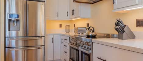 Mikrowelle, Ofen, Geschirrspüler, Wasserkocher mit Kaffee-/Teezubehör