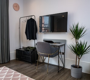 Classic Apartment, Ensuite, City View (Studio Apartmment 10) | Interior - Nitehouse Serviced Apartments (Reading)