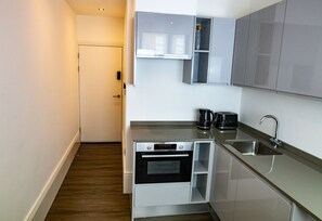 Shared kitchen - Nitehouse Serviced Apartments (Reading)