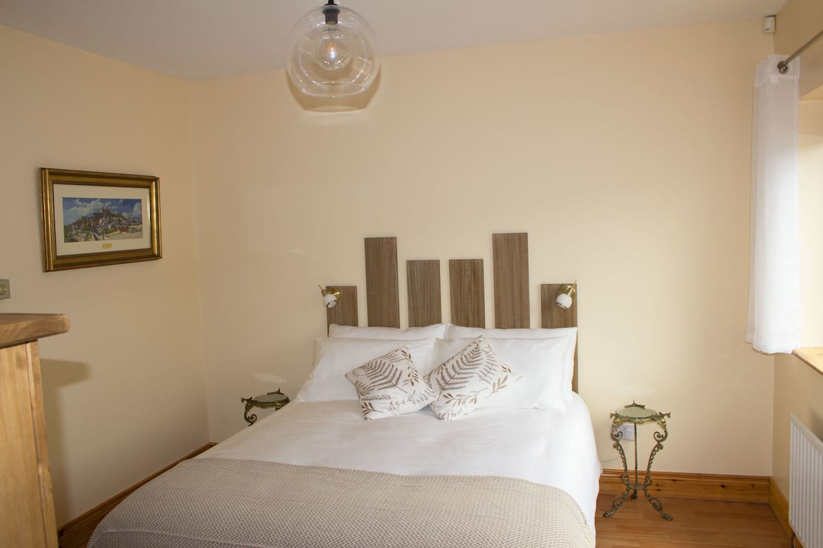 Double Room (BUNCRANA - Downstairs) | Iron/ironing board (on request), cribs (free), WiFi (free), bed sheets