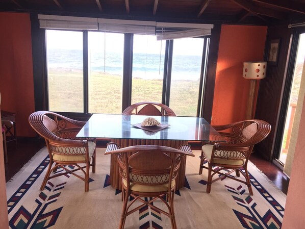 In-room dining - Belle Rive Oceanfront Apartment (Inch Marlowe)