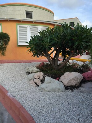 Property grounds - Belle Rive Oceanfront Apartment (Inch Marlowe)