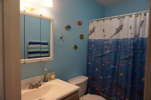 Bathtub, towels, soap, shampoo - Sensational Surhouse by the beach and pier (Surfside Beach)