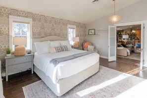 3 bedrooms, desk, iron/ironing board, travel crib