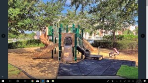 Un parque infantil con un tobogán y estructuras para escalar.