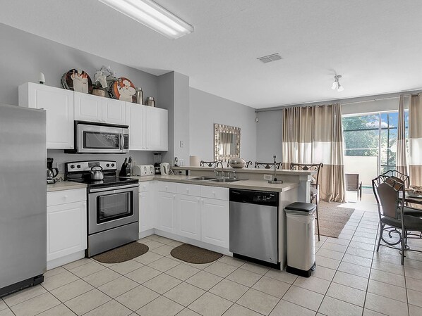 Refrigerador, microondas, horno y parrilla de estufa 